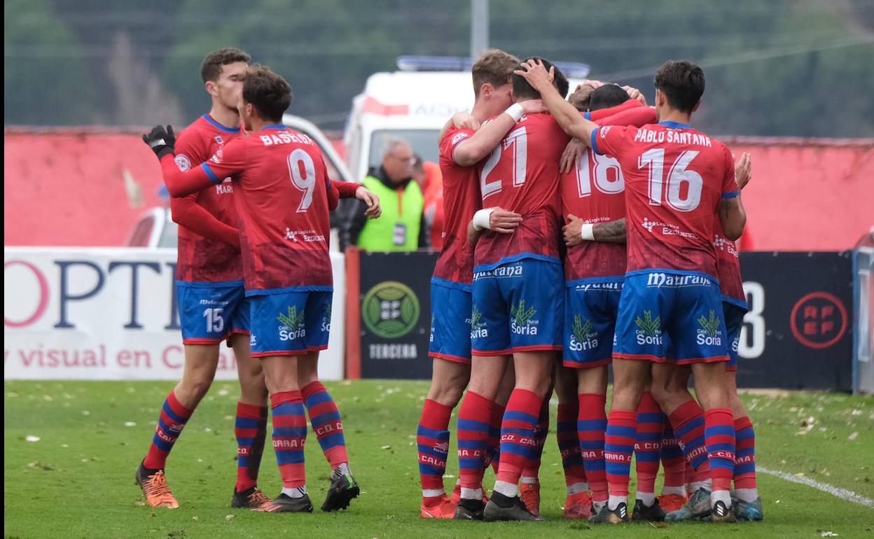 Los jugadores del Calahorra celebran un gol. 