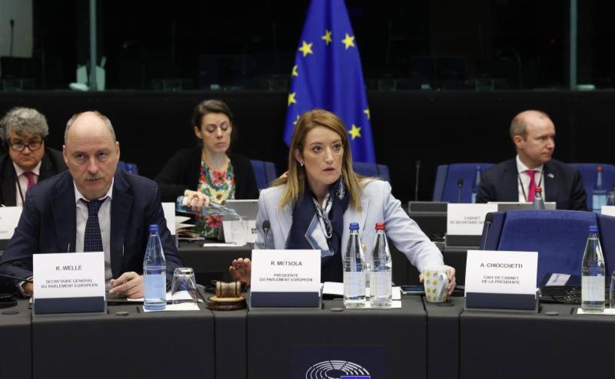 La presidenta del Parlamento europeo, Roberta Metsola, durante una conferencia, poco después estallar el escándalo de corrupción.