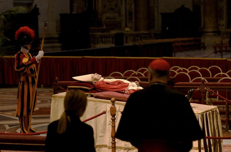 Un cardenal pasa por delante del cuerpo de Benedicto XVI.