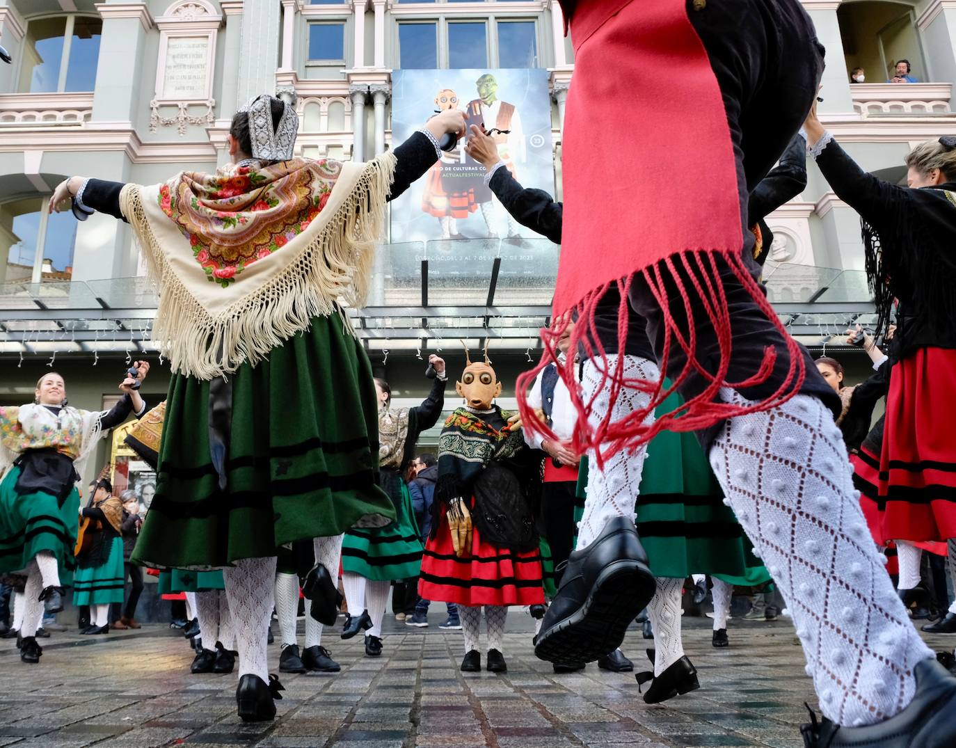 Fotos: Un pasacalles del Grupo de Danzas de Logroño inaugura la 33.ª edición de Actual