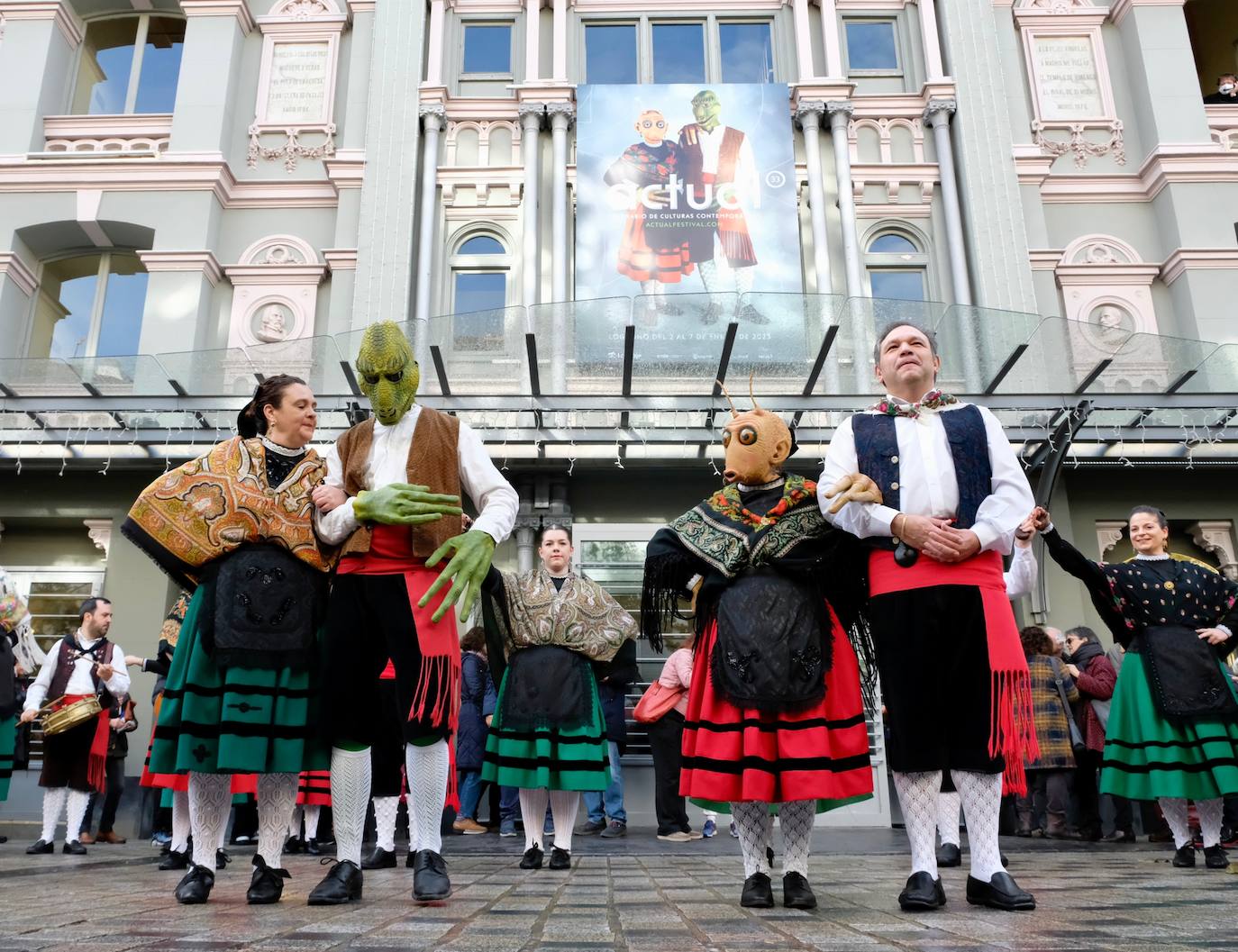 Fotos: Un pasacalles del Grupo de Danzas de Logroño inaugura la 33.ª edición de Actual