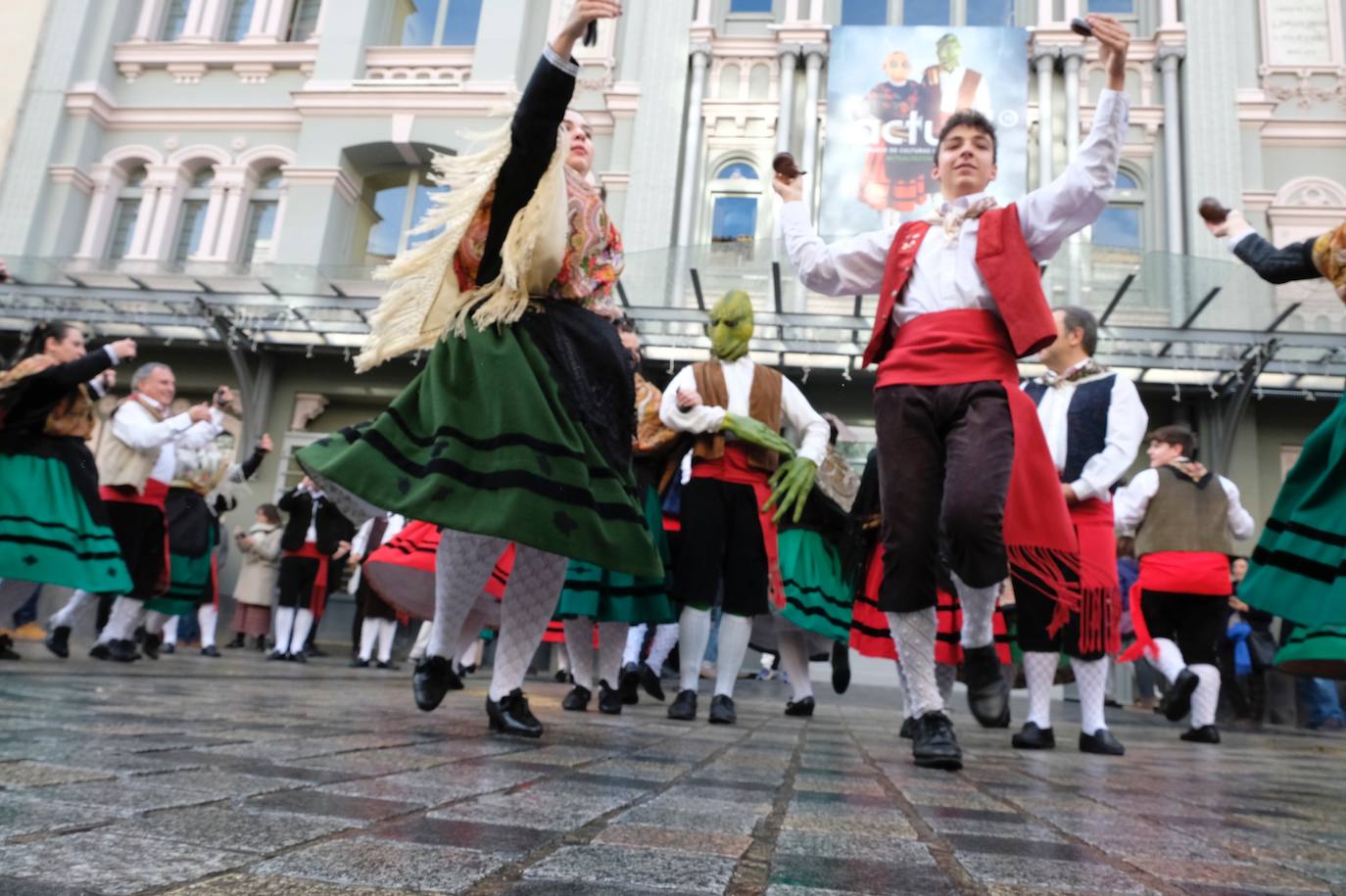 Fotos: Un pasacalles del Grupo de Danzas de Logroño inaugura la 33.ª edición de Actual