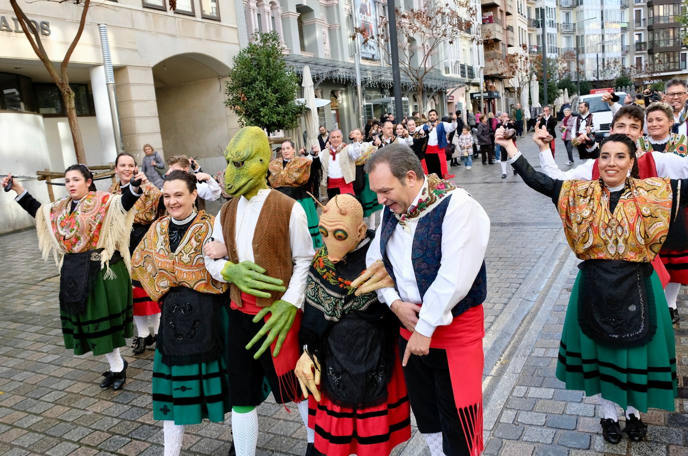 Fotos: Un pasacalles del Grupo de Danzas de Logroño inaugura la 33.ª edición de Actual