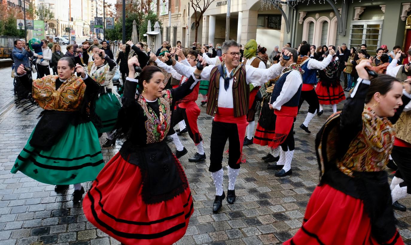 Fotos: Un pasacalles del Grupo de Danzas de Logroño inaugura la 33.ª edición de Actual