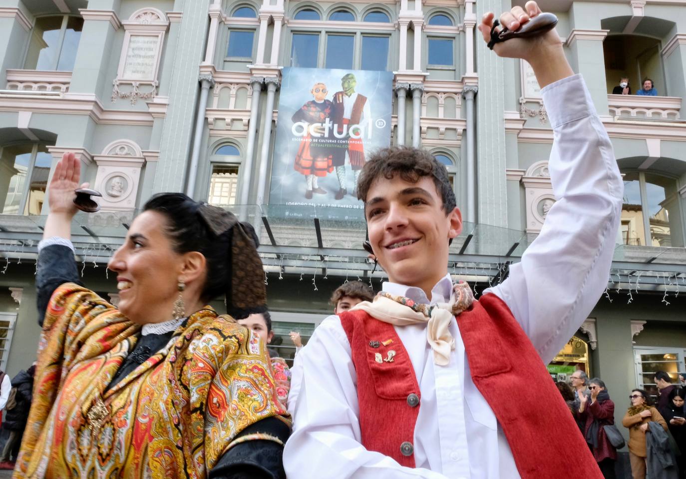 Fotos: Un pasacalles del Grupo de Danzas de Logroño inaugura la 33.ª edición de Actual