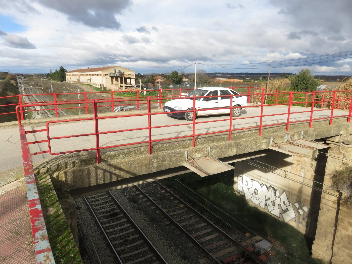 Al transcurrir sobre las vías del ferrocarril, Adif ha exigido que la ampliación contemple elevar 90 centímetros la altura de la plataforma. 