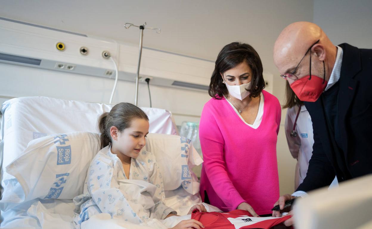 Luis de la Fuente y Concha Andreu con una joven paciente del San Pedro. 