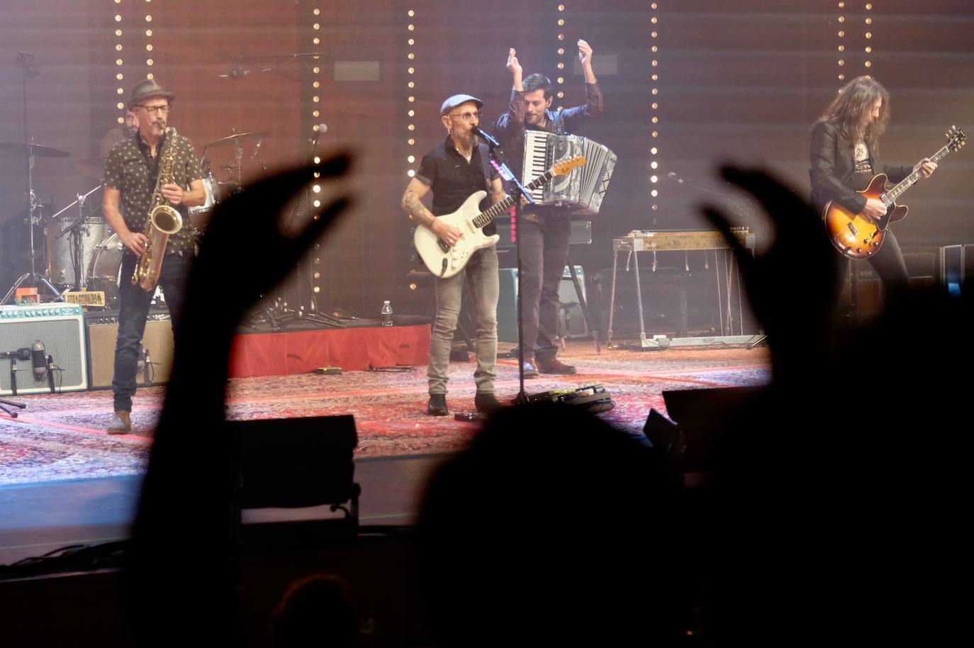 Fotos: Actual arranca a lo fitipaldi con Fito y su banda