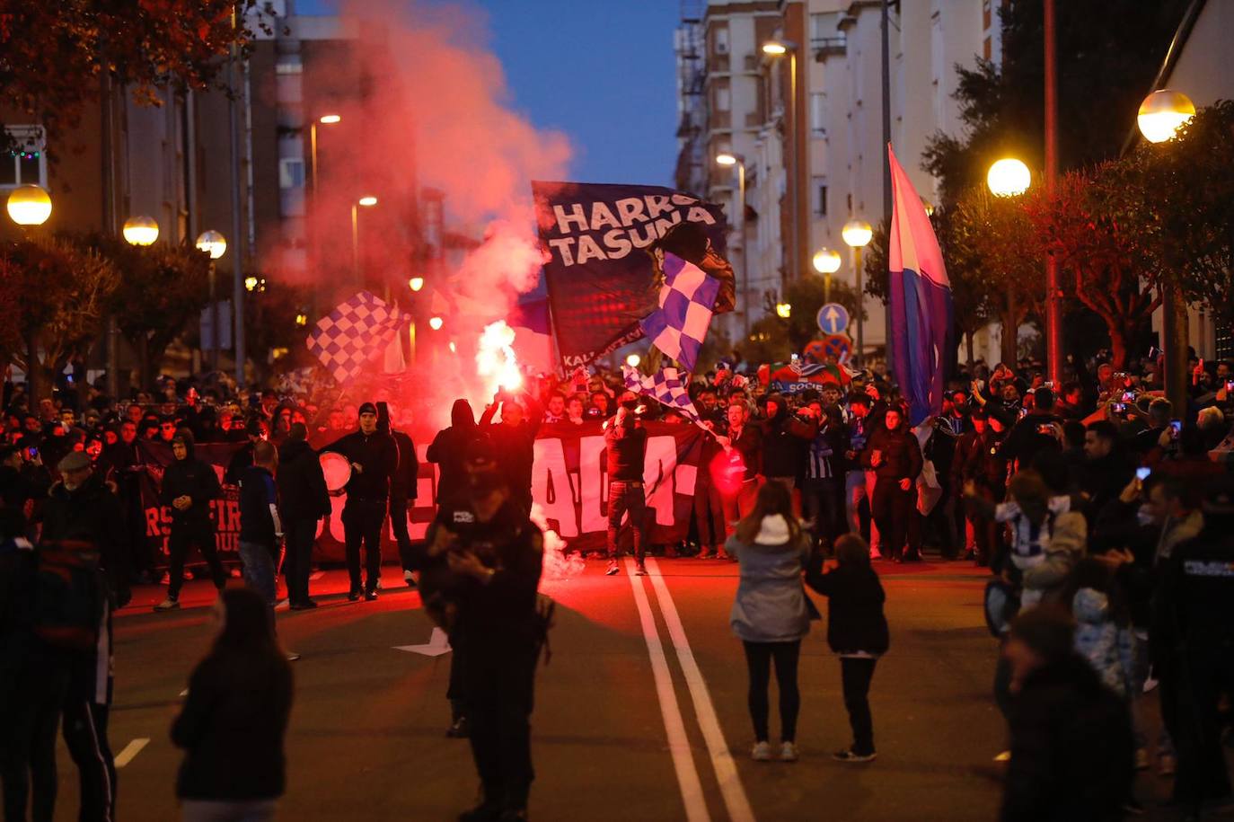 Fotos: El camino de la afición de la Real de República Argentina a Las Gaunas