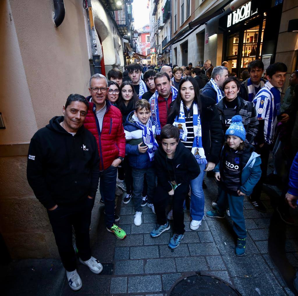 Fotos: Las aficiones de la UDL y la Real Sociedad toman Logroño