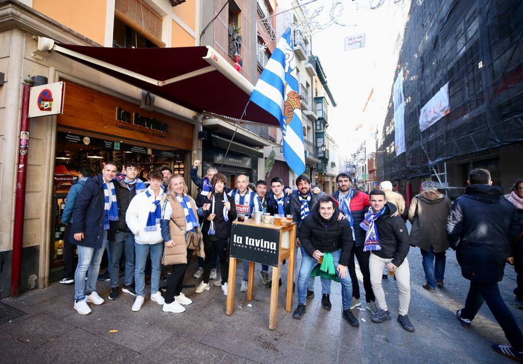 Fotos: Las aficiones de la UDL y la Real Sociedad toman Logroño