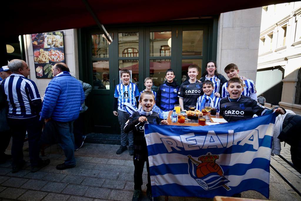 Fotos: Las aficiones de la UDL y la Real Sociedad toman Logroño