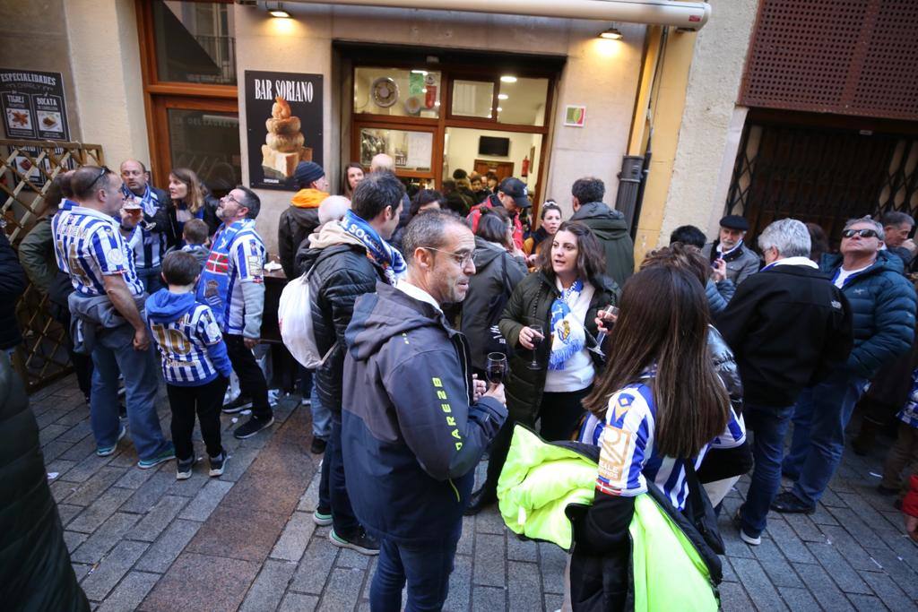 Fotos: Las aficiones de la UDL y la Real Sociedad toman Logroño