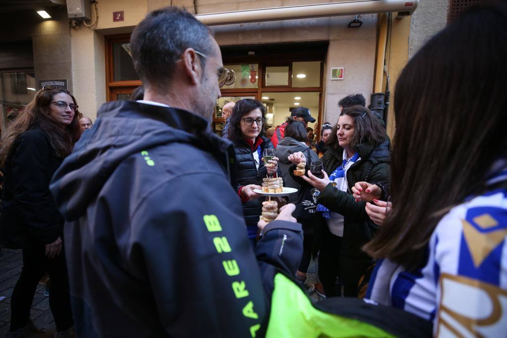 Fotos: Las aficiones de la UDL y la Real Sociedad toman Logroño