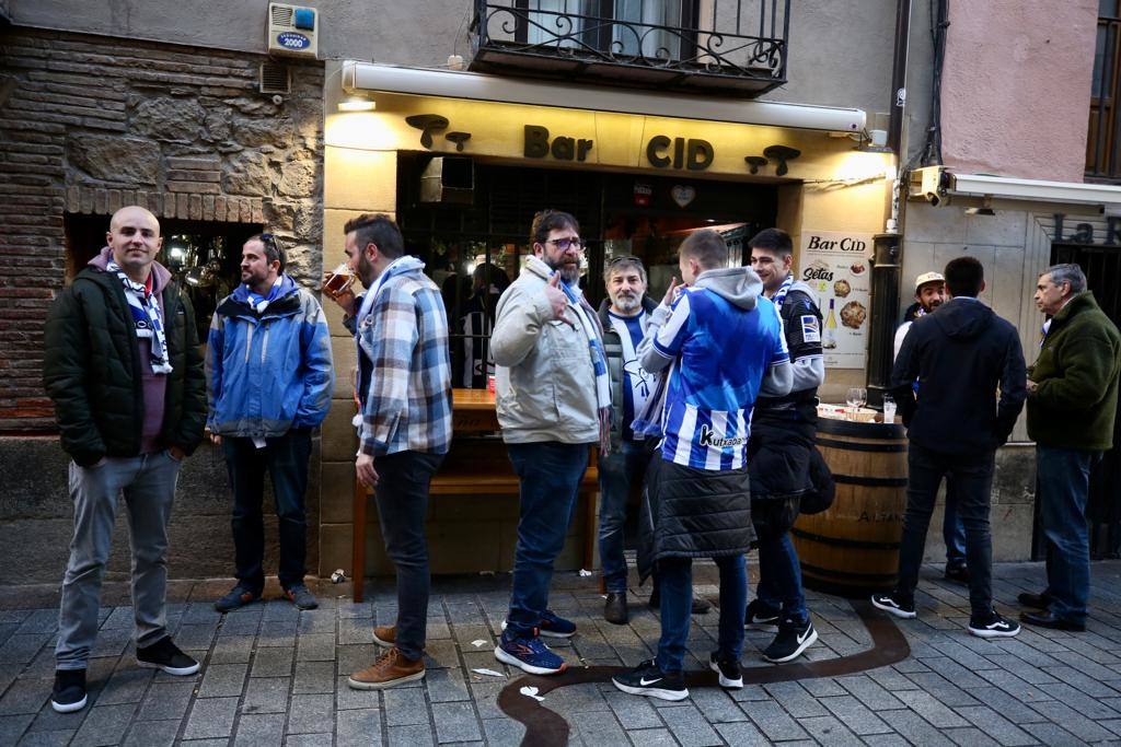 Fotos: Las aficiones de la UDL y la Real Sociedad toman Logroño