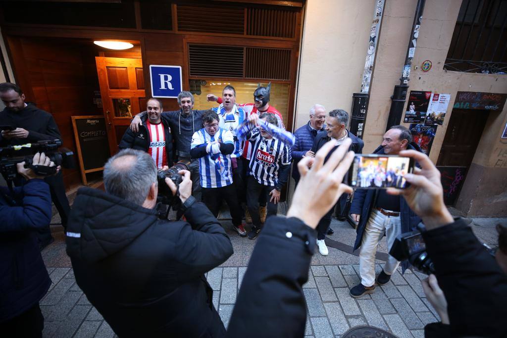 Fotos: Las aficiones de la UDL y la Real Sociedad toman Logroño