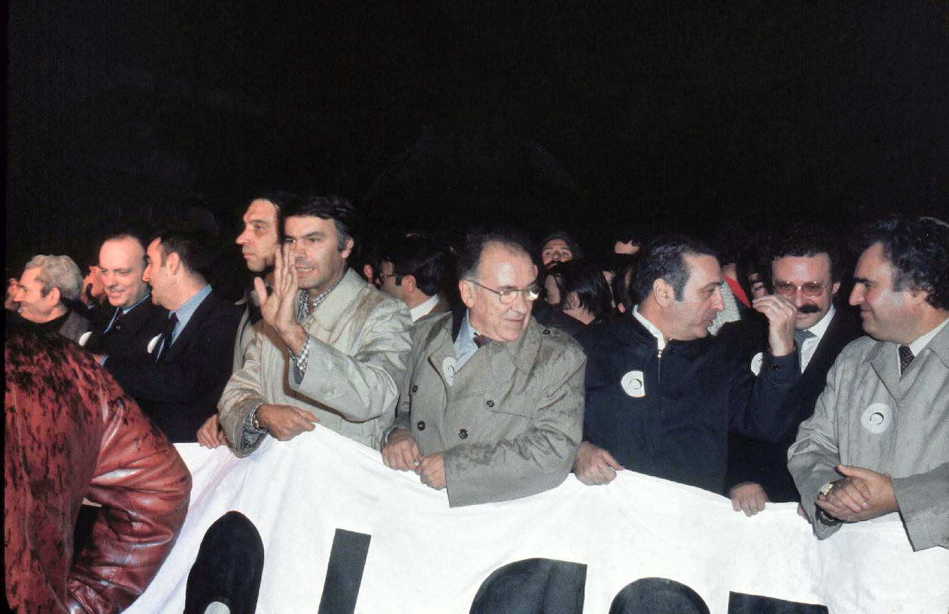 Imagen del 27 de febrero de 1981 de la cabeza de la manifestación bajo el lema "Por la libertad, la democracia y la Constitución", convocada por las principales fuerzas políticas y sindicales en respuesta al intento golpista del 23F. De izquierda a derecha: el secretario general de CC OO, Marcelino Camacho; el presidente de Alianza Popular, Manuel Fraga Iribarne; el diputado de UCD Agustín Rodríguez Sahagún; el diputado de UCD Rafael Calvo Ortega; el secretario general del PSOE, Felipe González; el secretario general del Partido Comunista, Santiago Carrillo; el secretario general de UGT, Nicolás Redondo; el secretario general de la FSM-PSOE, Joaquín Leguina; y el diputado del PSOE Enrique Múgica Herzog.