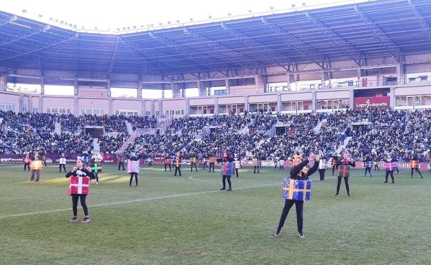 Los alumnos de las academias de baile Conchi Mateos y López Infante, vestidos de regalos, en una actuación previa.