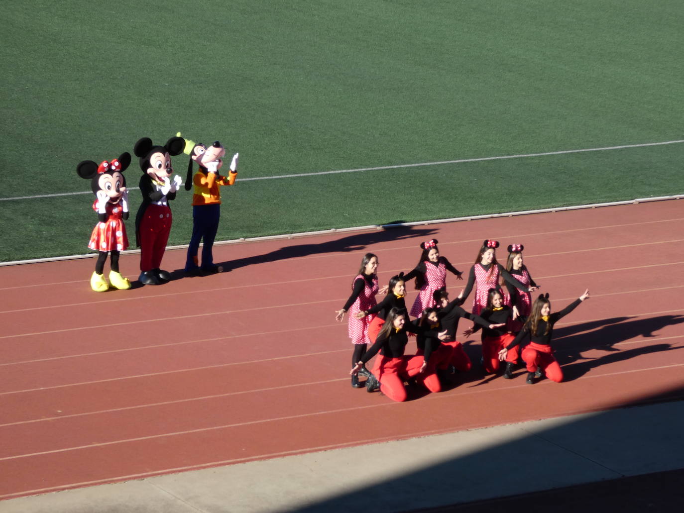 Fotos: Sus Majestades de oriente han llegado en helicóptero al estadio Luis de la Fuente en Haro