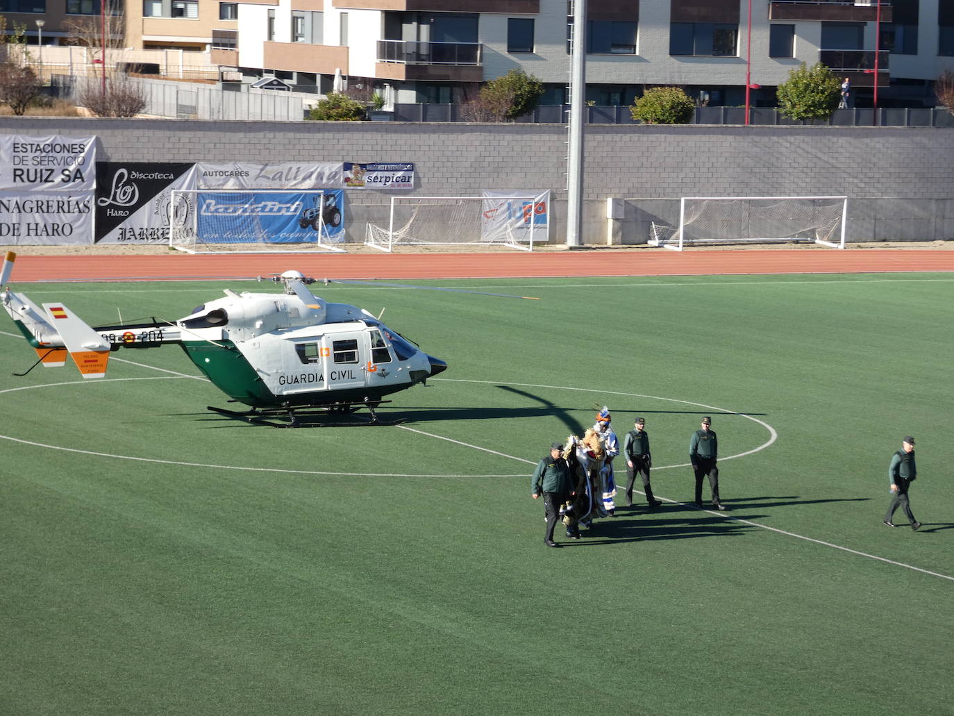 Fotos: Sus Majestades de oriente han llegado en helicóptero al estadio Luis de la Fuente en Haro