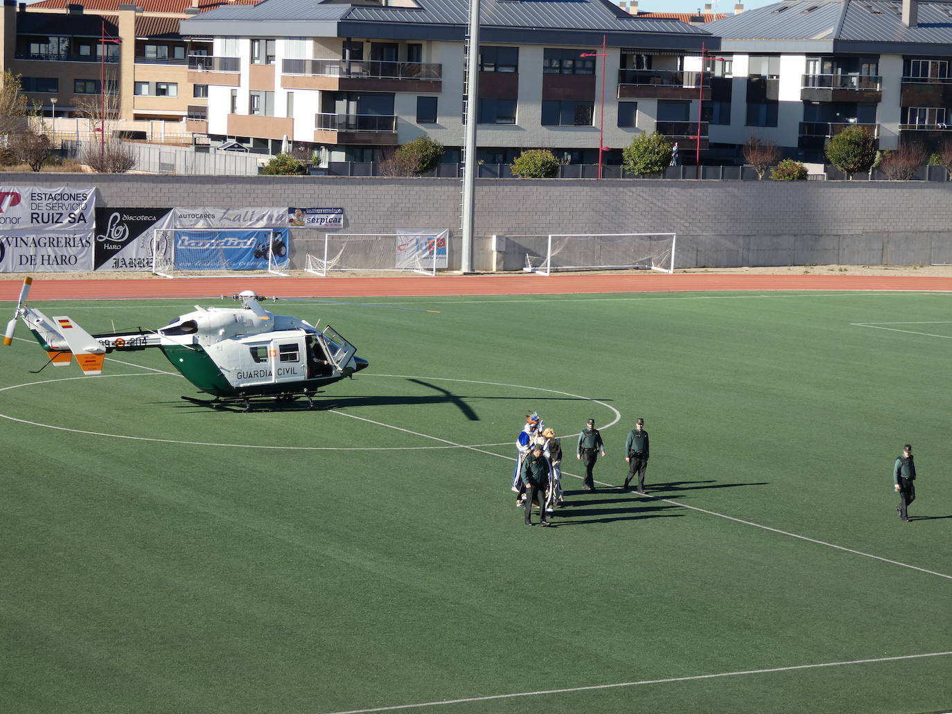 Fotos: Sus Majestades de oriente han llegado en helicóptero al estadio Luis de la Fuente en Haro