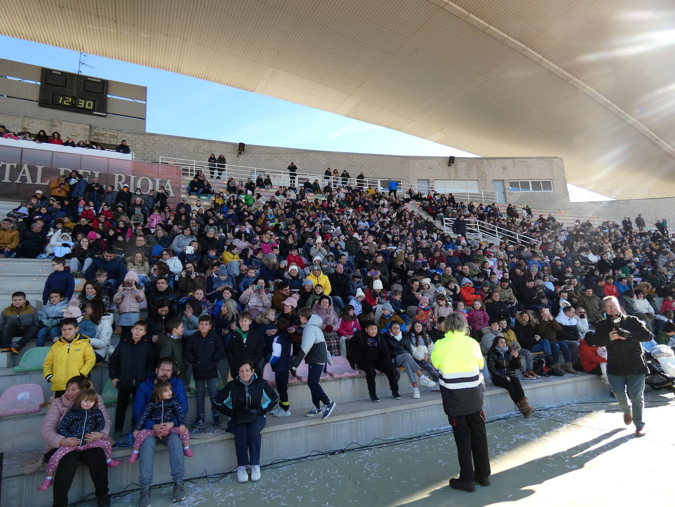 Fotos: Sus Majestades de oriente han llegado en helicóptero al estadio Luis de la Fuente en Haro