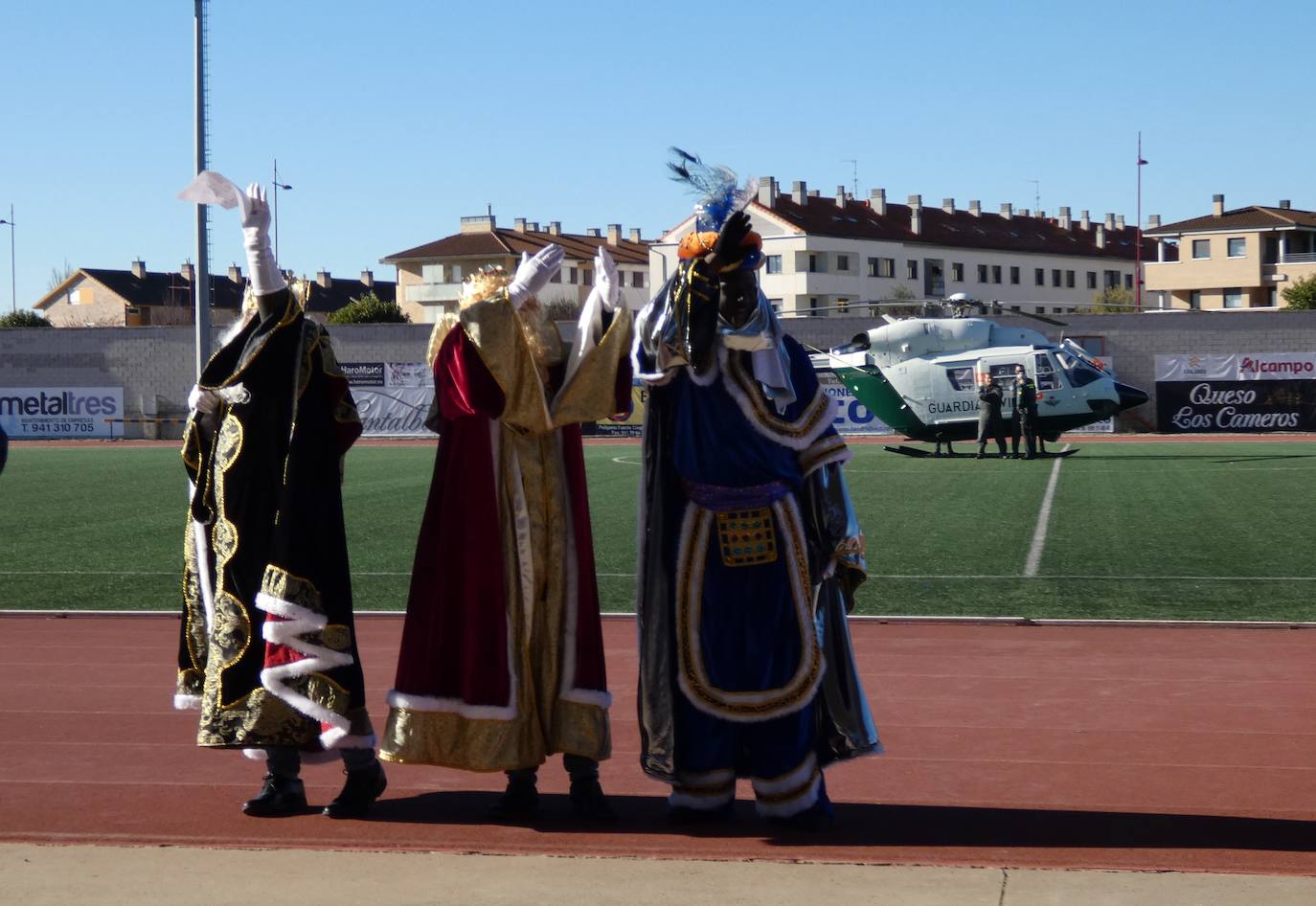 Fotos: Sus Majestades de oriente han llegado en helicóptero al estadio Luis de la Fuente en Haro