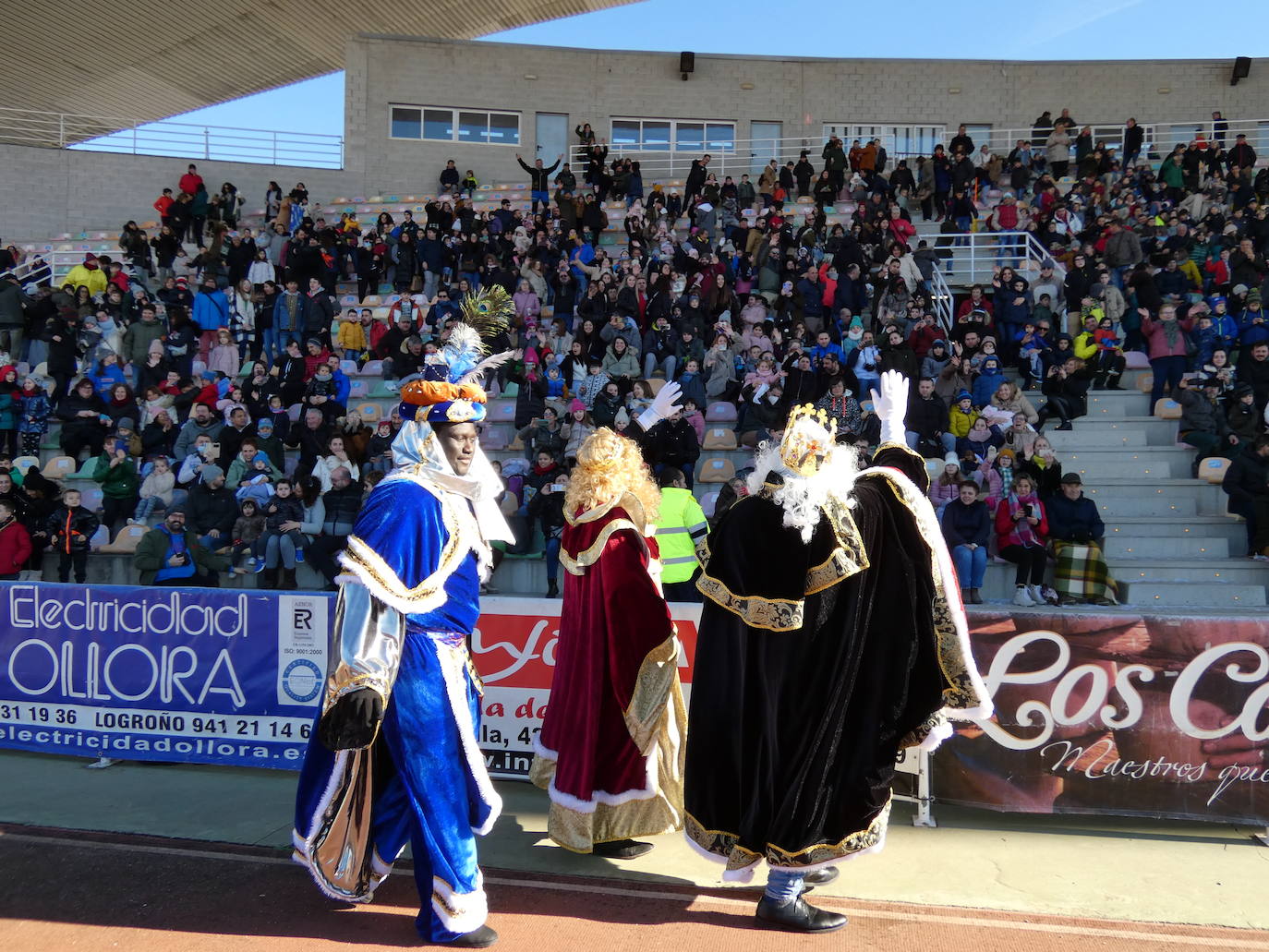 Fotos: Sus Majestades de oriente han llegado en helicóptero al estadio Luis de la Fuente en Haro