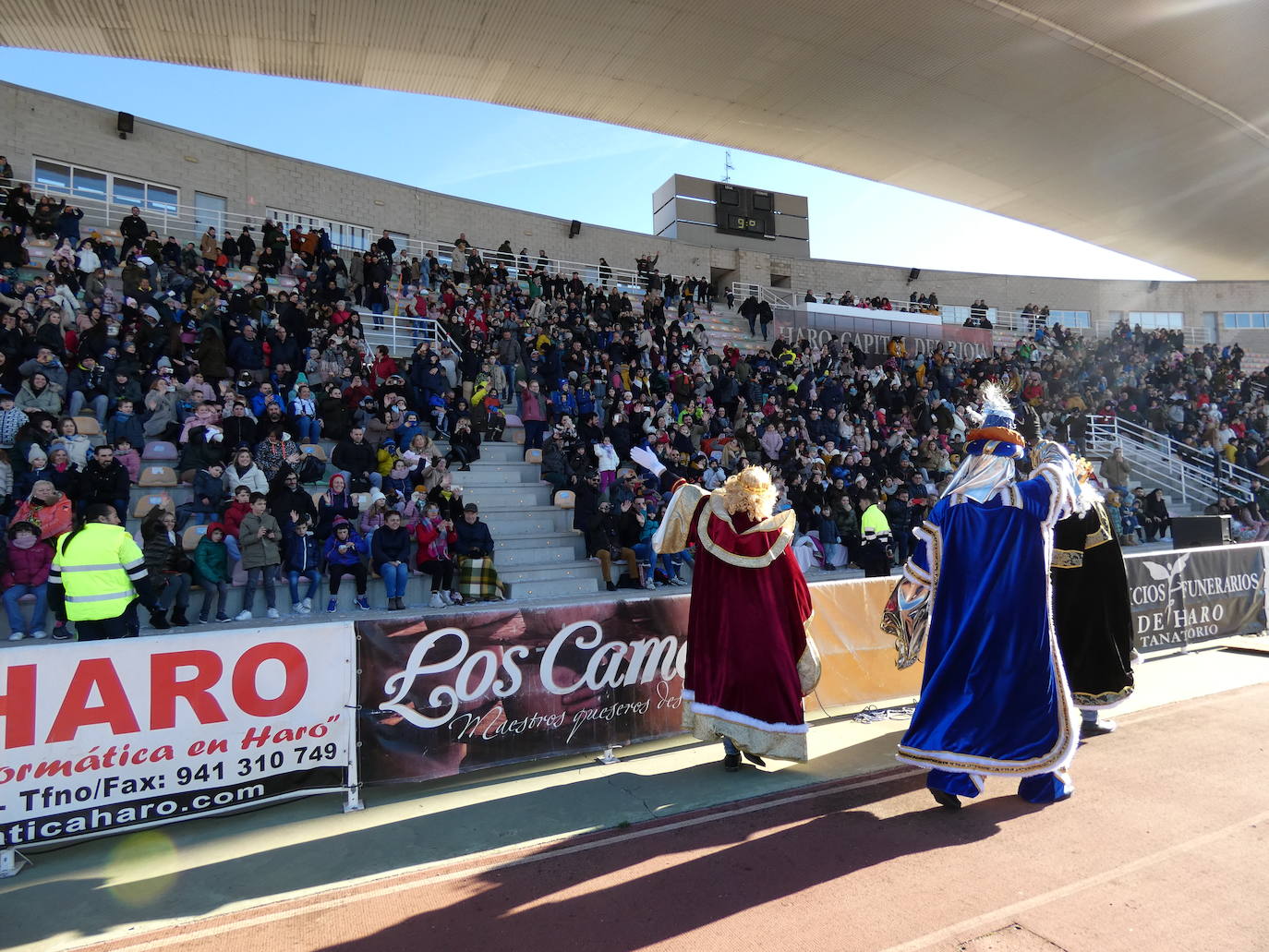Fotos: Sus Majestades de oriente han llegado en helicóptero al estadio Luis de la Fuente en Haro