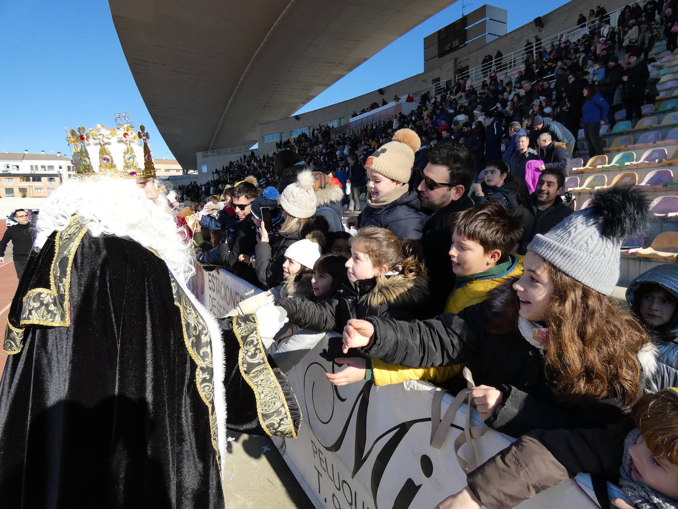 Fotos: Sus Majestades de oriente han llegado en helicóptero al estadio Luis de la Fuente en Haro