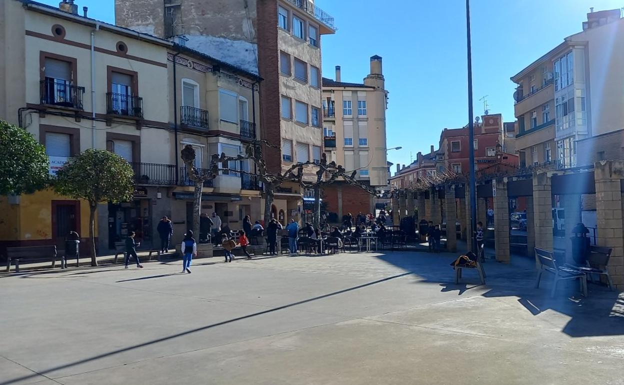 Niños jugando en la plaza Cándido Sarramián de Villamediana de Iregua, el pasado jueves. 