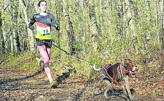 María Marín corre una canicross con su perra Jabalina