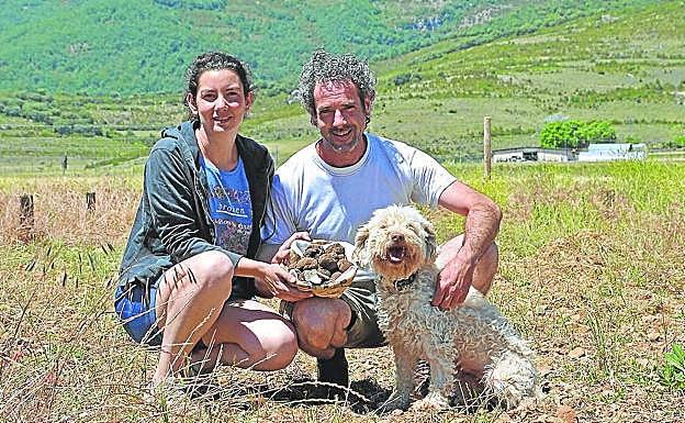 El trificultor Ángel Sáenz posa con su perra trufera Berta