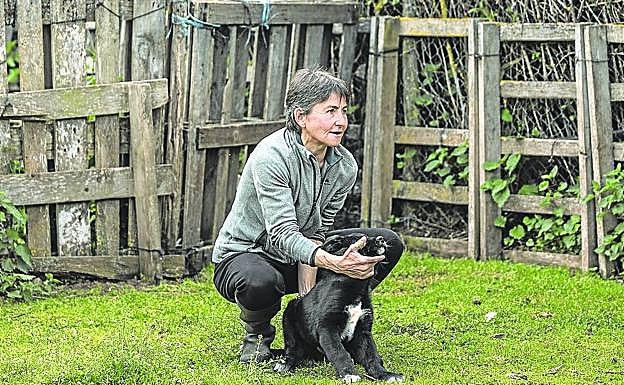 La ganadera María José González posa con uno de sus perros en Laguna