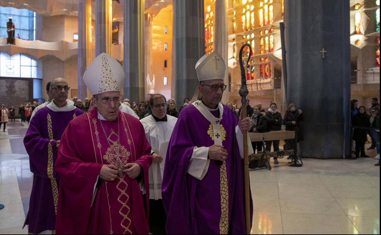 El arzobispo Juan José Omella, presidente de la Conferencia Episcopal Español, encabezó este sábado en Barcelona unas de las misas funerales celebradas en España por Benedicto XVI.