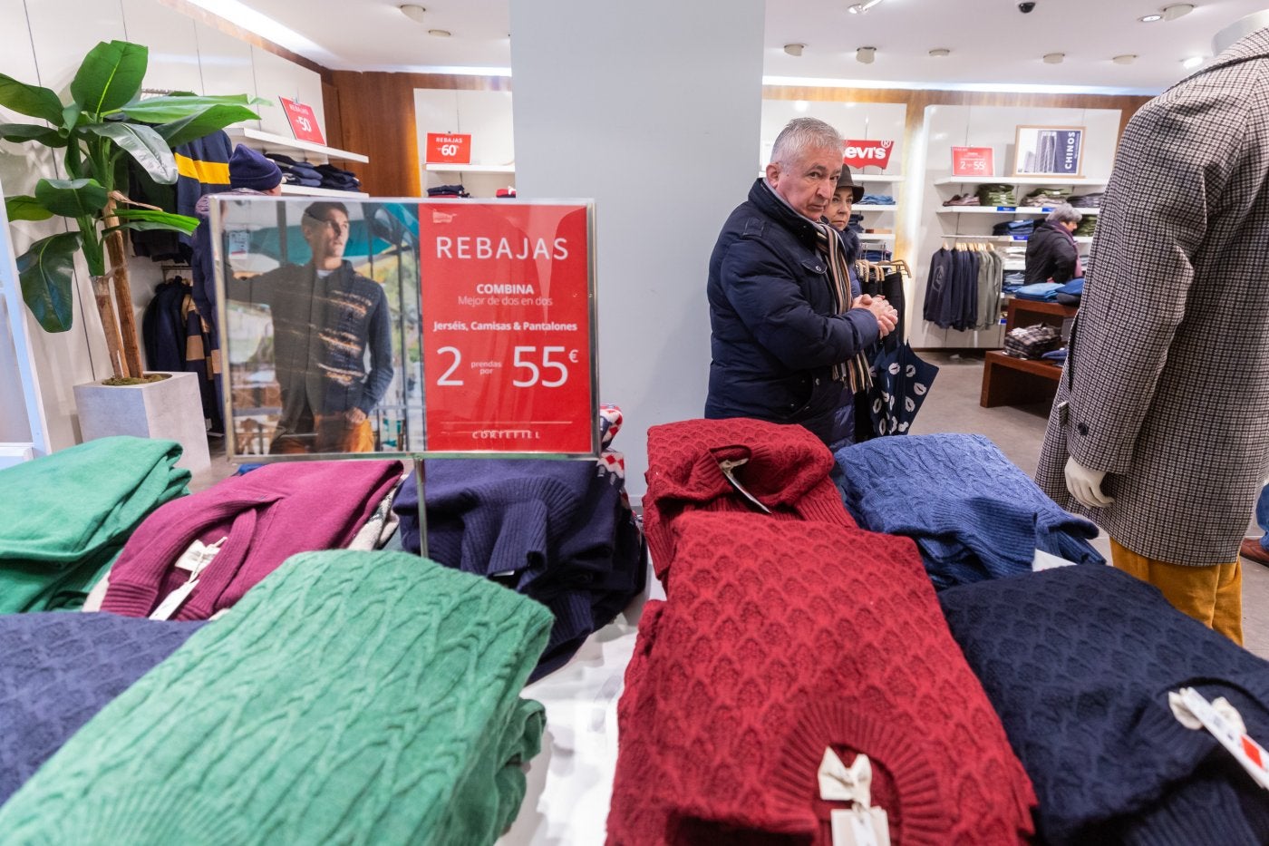 La apertura de la campaña de rebajas llevó este fin de semana a numerosos clientes a las tiendas. 