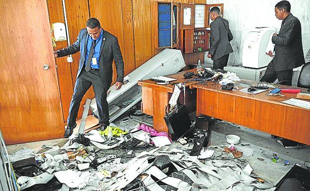 Imagen principal - Miembros de seguridad del Palacio Presidencial de Planalto inspeccionan oficinas destruidas. Simpatizantes de Bolsonaro detenidos, trasladados en autobuses. Un partidario de Bolsonaro abandona un campamento frente al cuartel general del Ejército. 