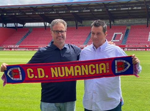 Guerra, a la izquierda, durante su presentación como segundo entrenador del Numancia junto a Diego Martínez, con quien compartió banquillo en Nájera.