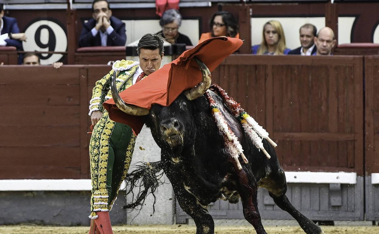 Pase de pecho de Diego Urdiales a su primer toro de El Pila en LasVentas