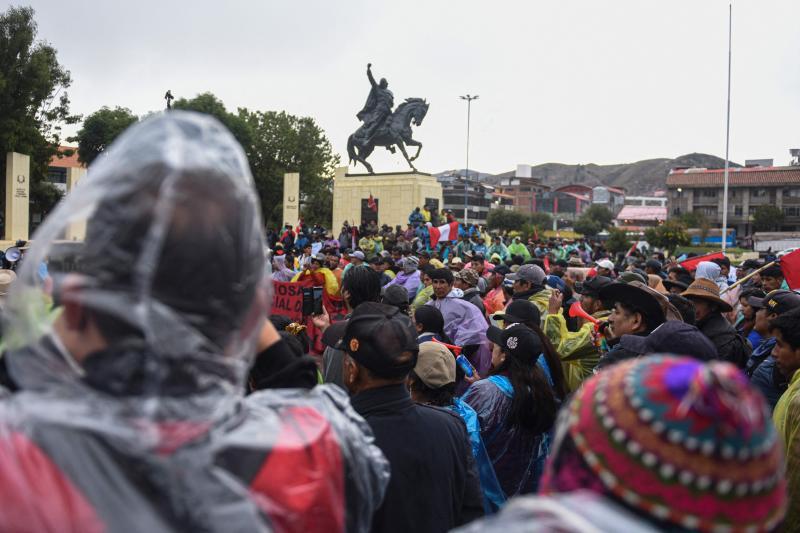 Una multitud se concentra en Cuzco para pedir la dimisión de la presidenta de Perú por los fallecidos a causa de la represión.