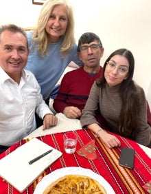 Imagen secundaria 2 - Arriba, Montaner con chavales de diferentes familias de Xirivella. Abajo, con Manoli, Toñi y Ana, que le agasajaron con una tortilla de patatas «espectacular», y con una familia búlgara: Jana, Lubomir y María. 