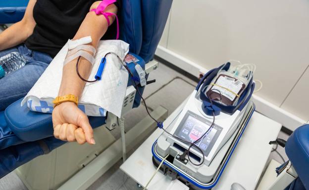 Un usuario dona sangre en la unidad móvil.