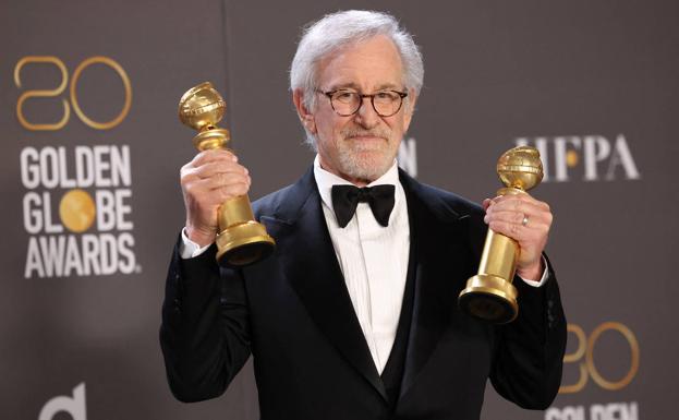 Steven Spielberg posa con los Globos de Oro al mejor director y mejor película dramática por 'Los Fabelman'.