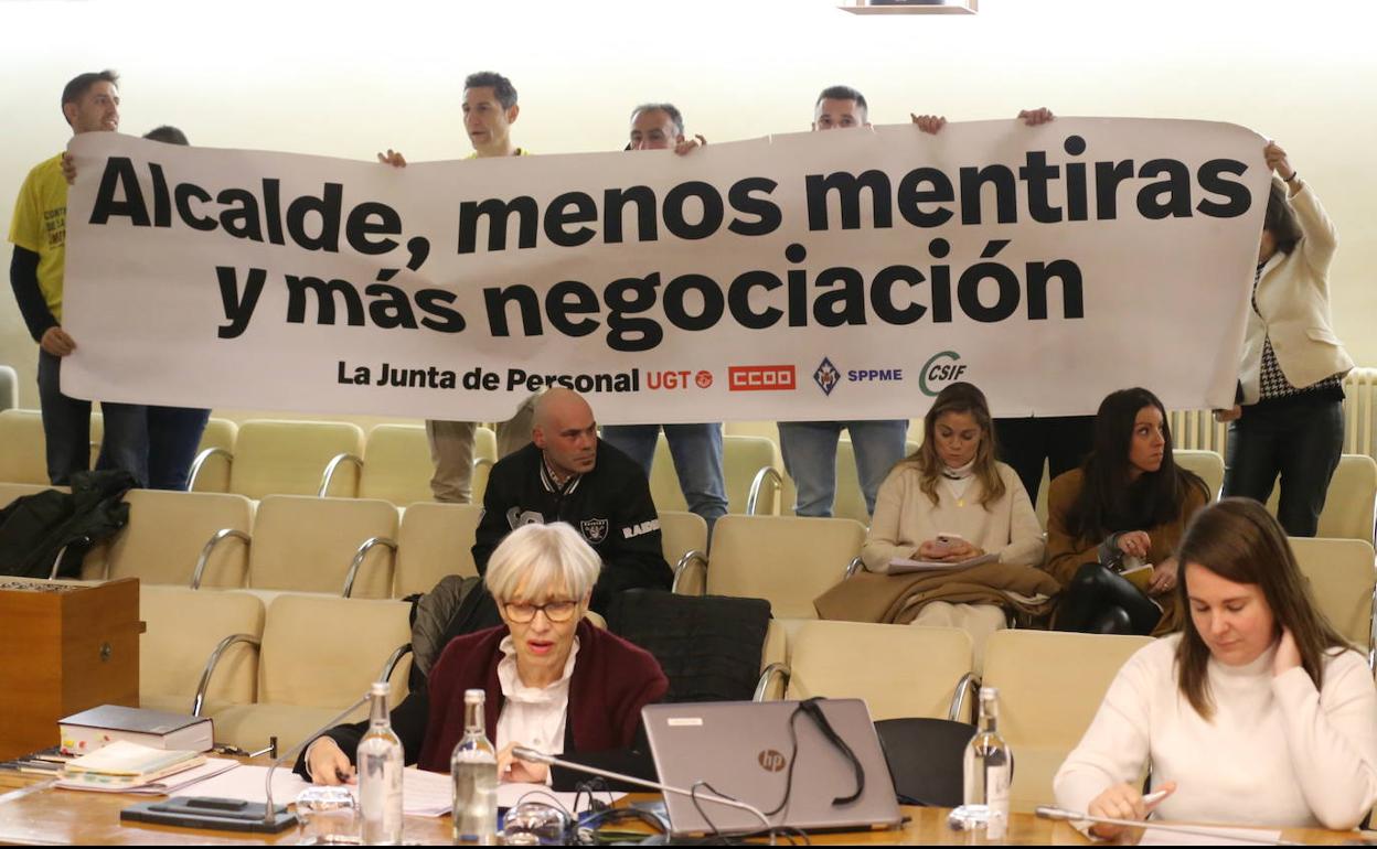 Pancarta mostrada por la Junta de Personal del Ayuntamiento de Logroño en el pleno de este jueves. 