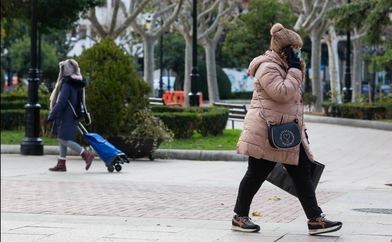 Dos mujeres abrigadas pasean por Logroño. 