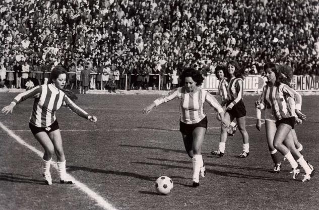 Lola de España inició su carrera en los años 40 y supo reinventarse en todas las épocas. Tan pronto jugaba al fútbol junto a otras folclóricas por fines benéficos (aunque ella cobró en ese partido), como acabó rapeando sin hacerle ascos a ningún tipo de música.