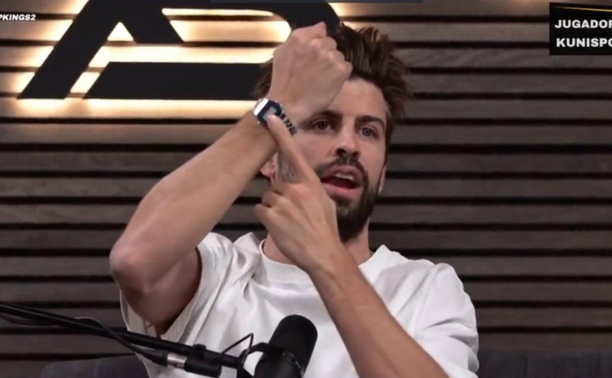 Piqué muestra el reloj recibido por la firma Casio.