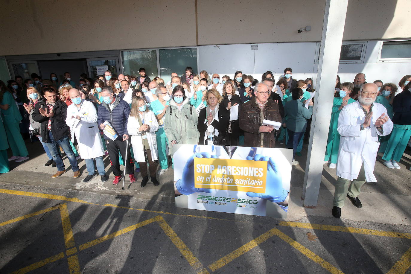 Los sanitarios concentrados en las Urgencias del hospital San Pedro de Logroño. 