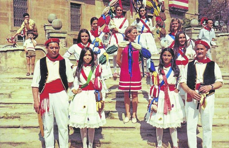 Isidra con el grupo de danzas en Calahorra. 