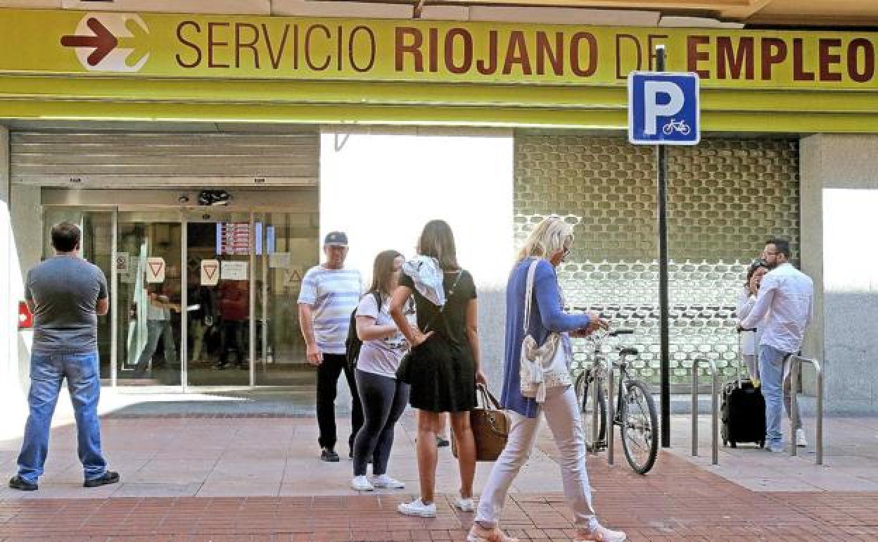 Paro en La Rioja: La tasa masculina baja un 9,5%, por encima del 1,6% de la femenina